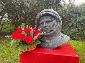 Дипломаты возложили цветы к бюсту посла Мира космонавта Ю.А.Гагарина Дипломаты возложили цветы к бюсту посла Мира космонавта Ю.А.Гагарина