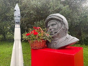 Funcionários da Embaixada depositaram flores no busto do Yuri Gagarin Funcionários da Embaixada depositaram flores no busto do Yuri Gagarin