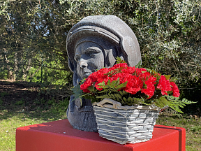 Deposição de flores no busto de Yuri Gagarin