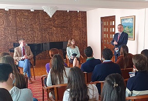 Encontro com os estudantes das relações internacionais Encontro com os estudantes das relações internacionais