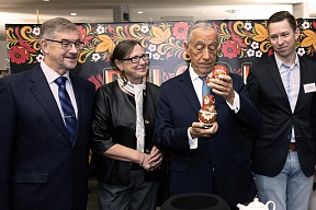O Presidente de Portugal na exposição russa no Bazar Diplomático O Presidente de Portugal na exposição russa no Bazar Diplomático